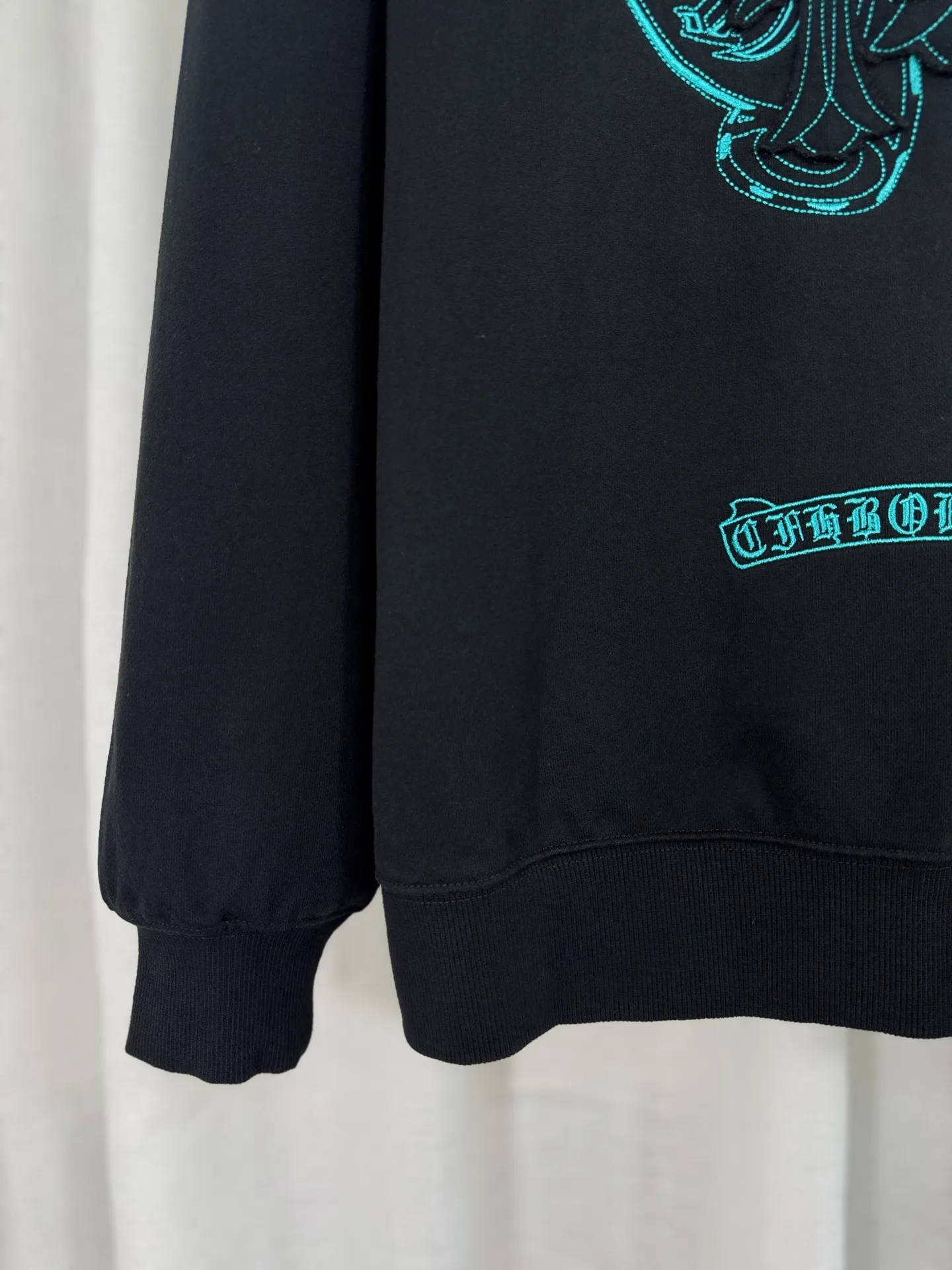 P340 top version, real shot without P, ​​different from market currency) 𝗖𝗵𝗿𝗼𝗺𝗲 𝗛𝗲𝗮𝗿𝘁𝘀/Cro Heart 2025 washed patch embroidery autumn and winter new original single counter American laser patch 3D three-dimensional color embroidery couple casual cardigan sweatshirt 👑The highest version! Customized fabric 480g tripe terry fabric! American acid-washed and distressed original fabric, laser burning + patch embroidery, exquisite embroidery of letters! The best-selling model in the counter, very comfortable to wear. Accessories: original molded and authenticated collar label➕100% silk wash label. Genuine purchase-grade original hangtag➕matching hanging rope➕3D hanging beads➕original packaging bag. Craftsmanship: The original version has consistent wiring! The highest version of the armhole matching technique! Color: Apricot Black Size: S M L XL Style Number: 25-319